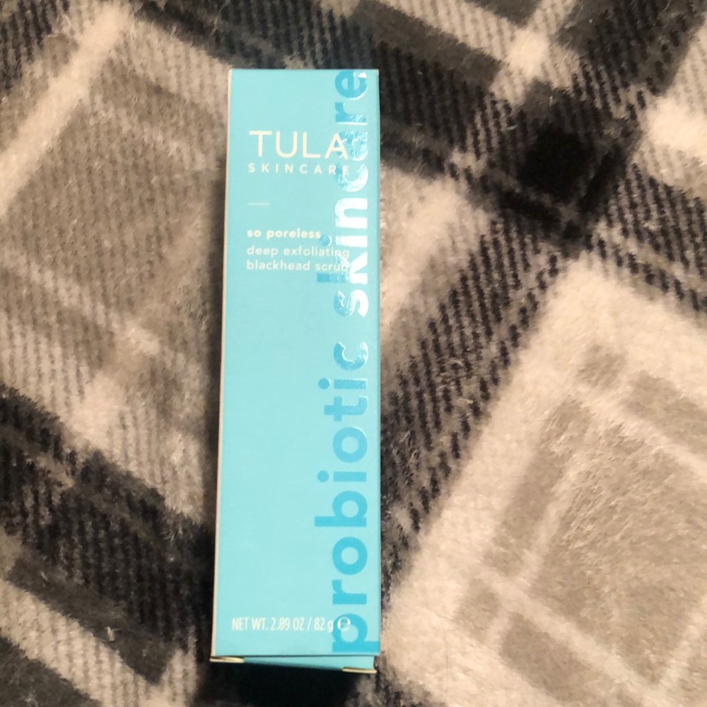 Exfoliating blackhead scrub